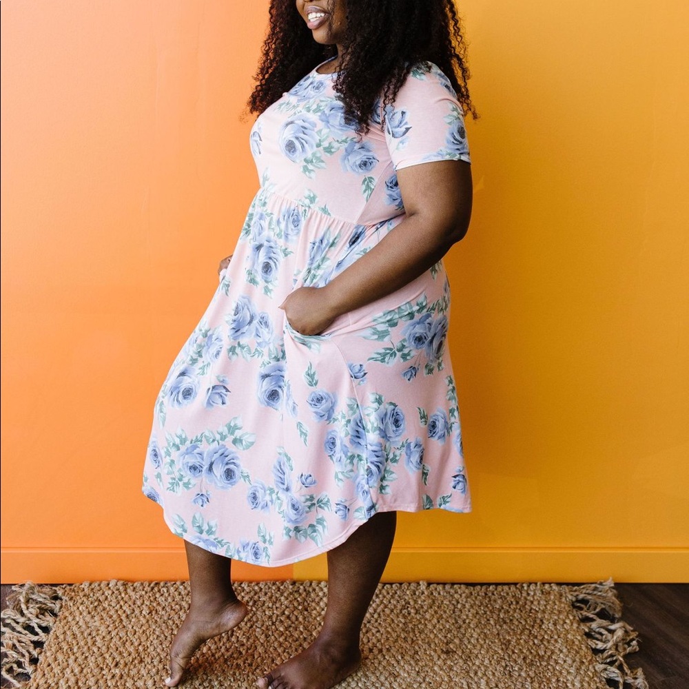 Feminine Floral Dress in Pink - Picture 9 of 11